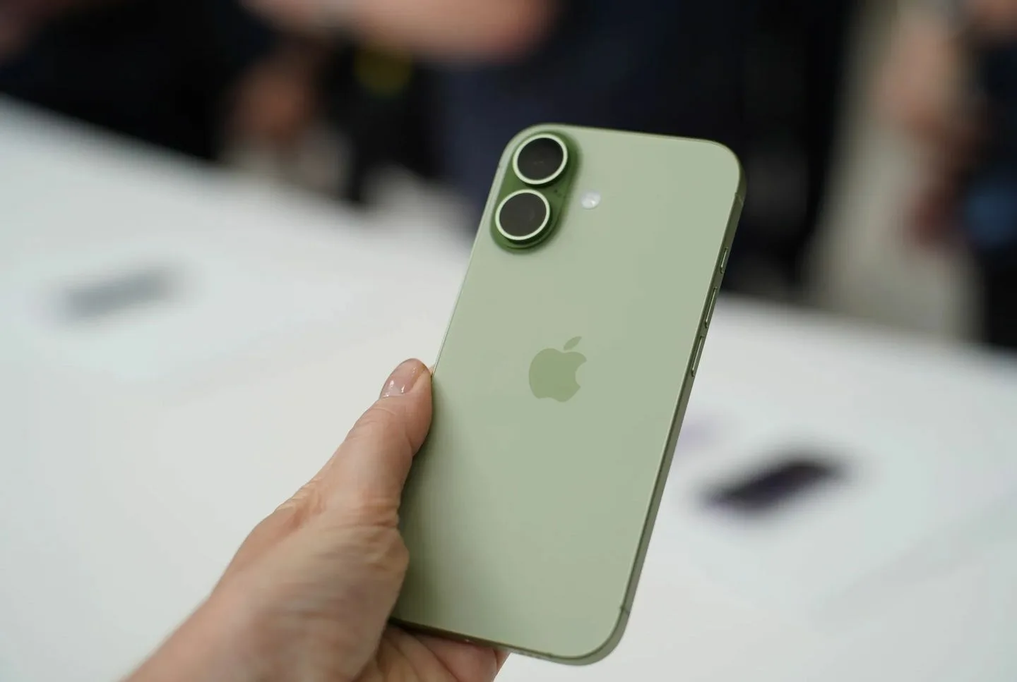 Обзор базового Apple iPhone 17: Долгожданные 120 Гц, новый чип A19 и обновленные камеры